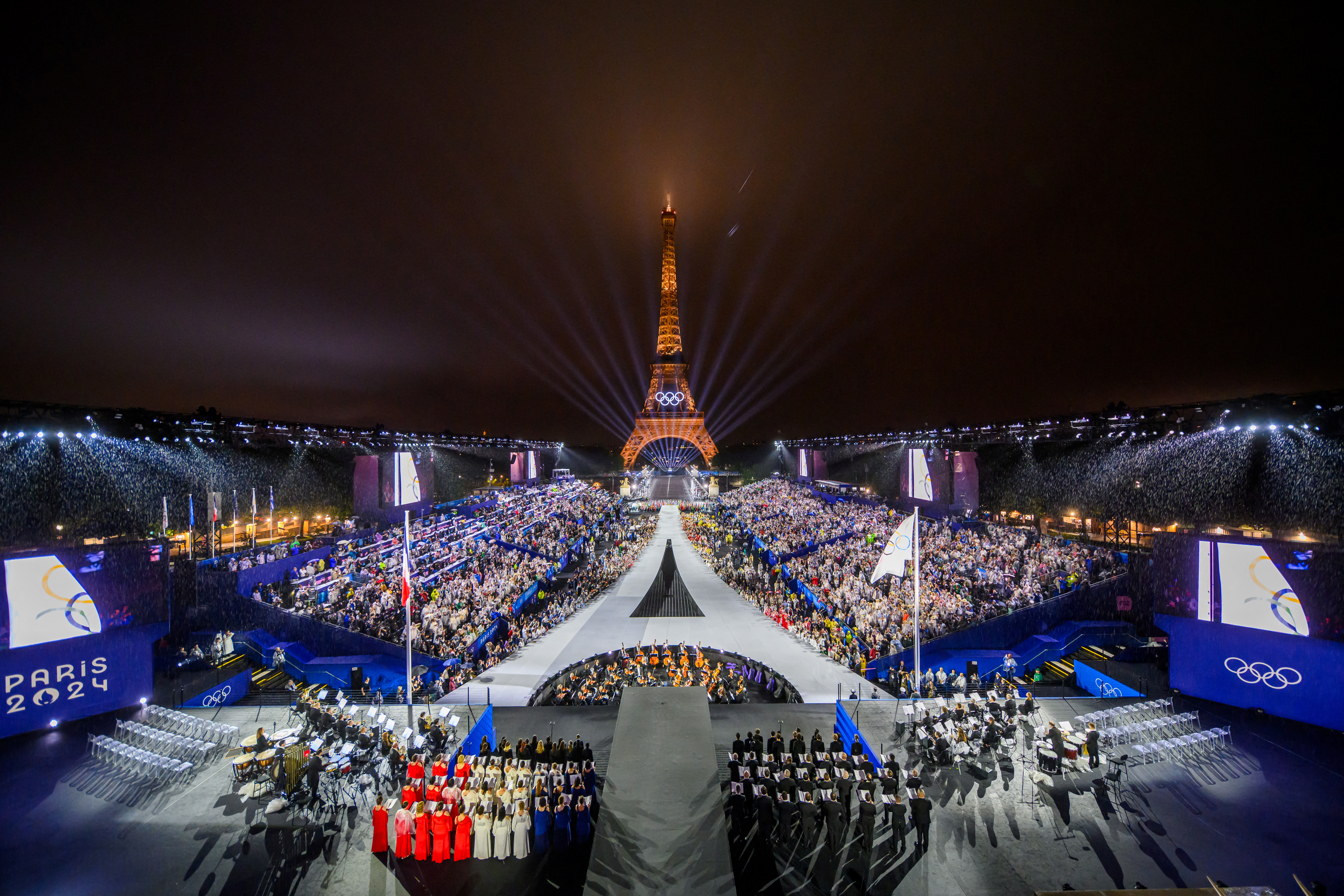Bonjour! Paris stages unique Olympics opening ceremony