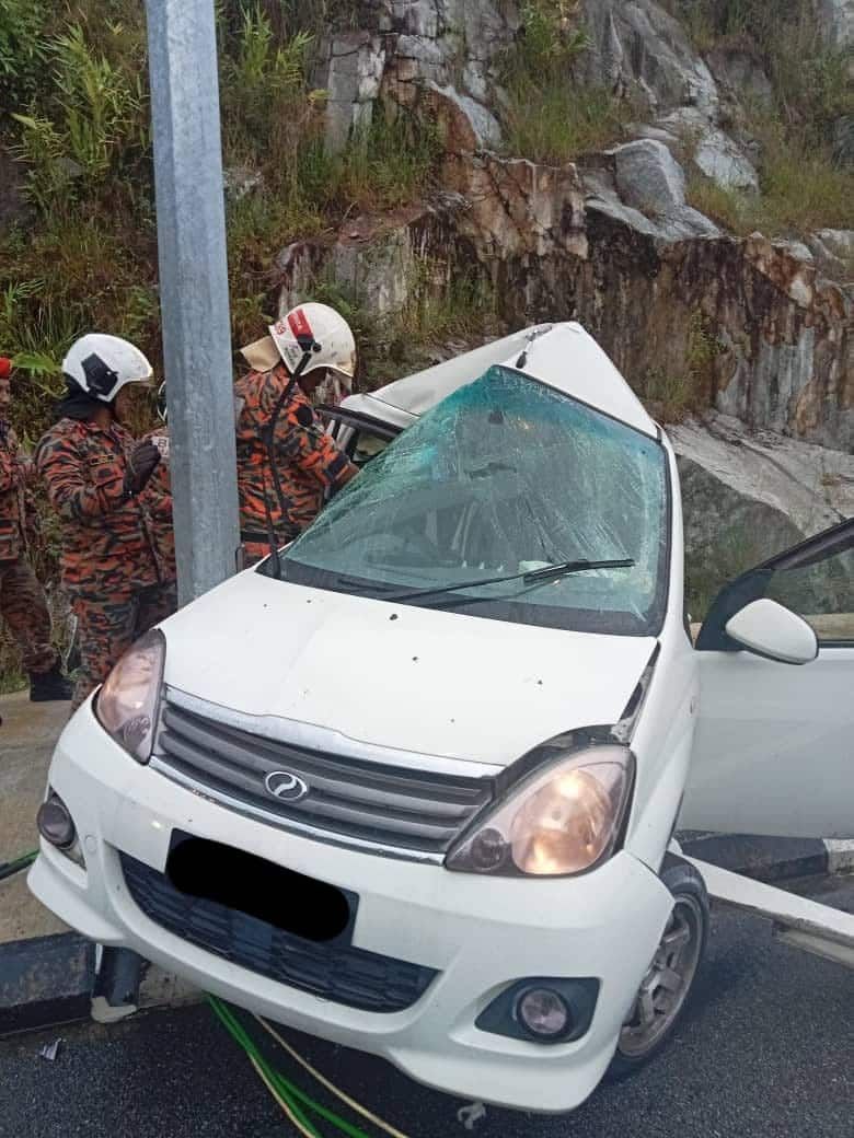 轿车打滑撞路灯柱 年轻女司机丧命
