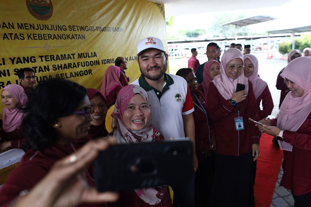 Penduduk Kuala Selangor gembira jumpa Raja Muda, hidang juadah tradisi