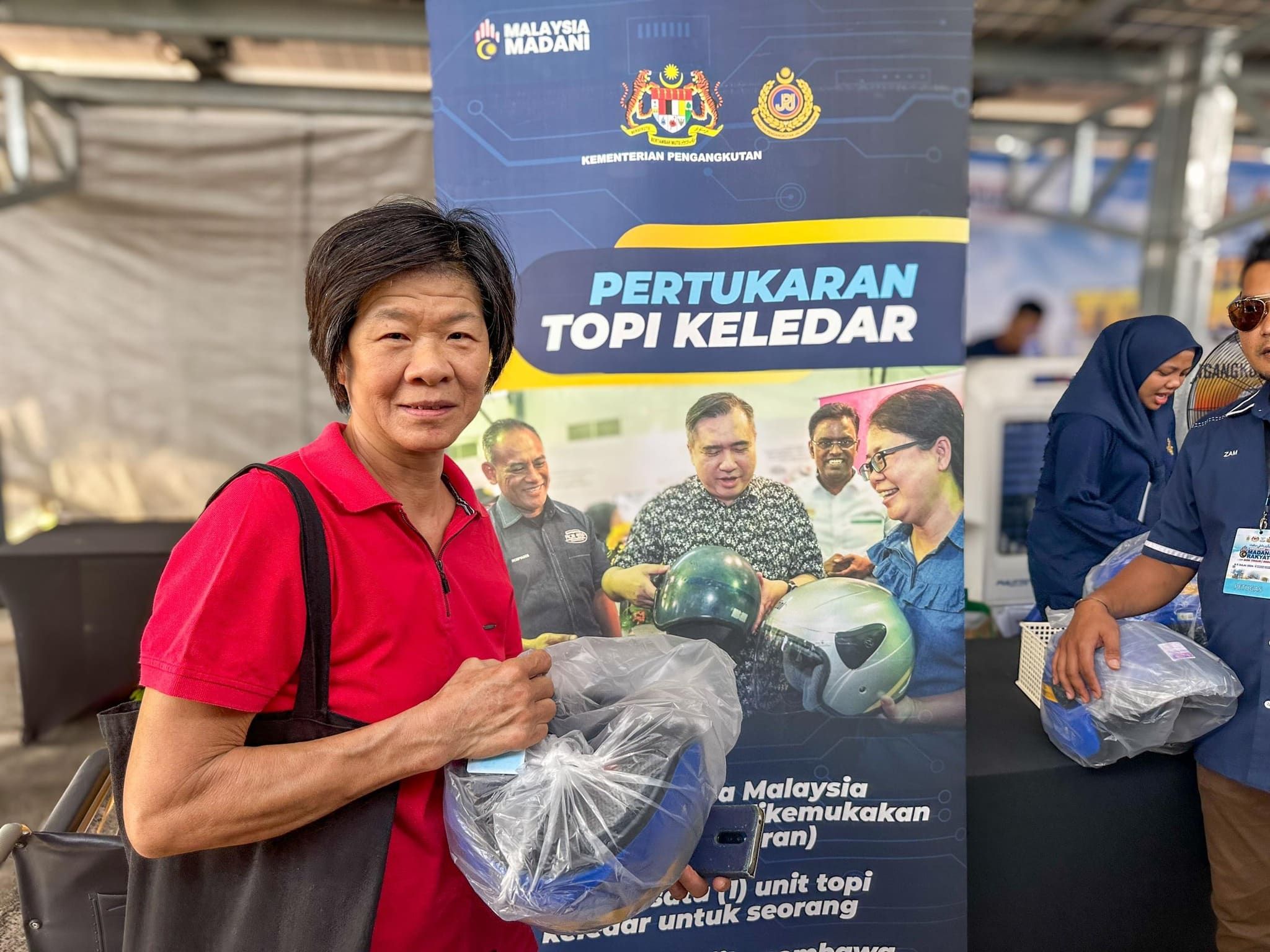 东区昌明活动JPJ柜台清早现人潮 排队领取免费头盔