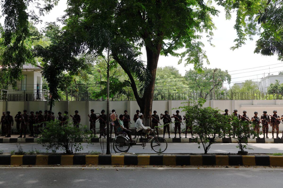 வங்காளதேசத்தில் கைப்பேசி இணைய சேவை 10 நாட்களுக்குப் பிறகு மீண்டும் தொடங்கியது