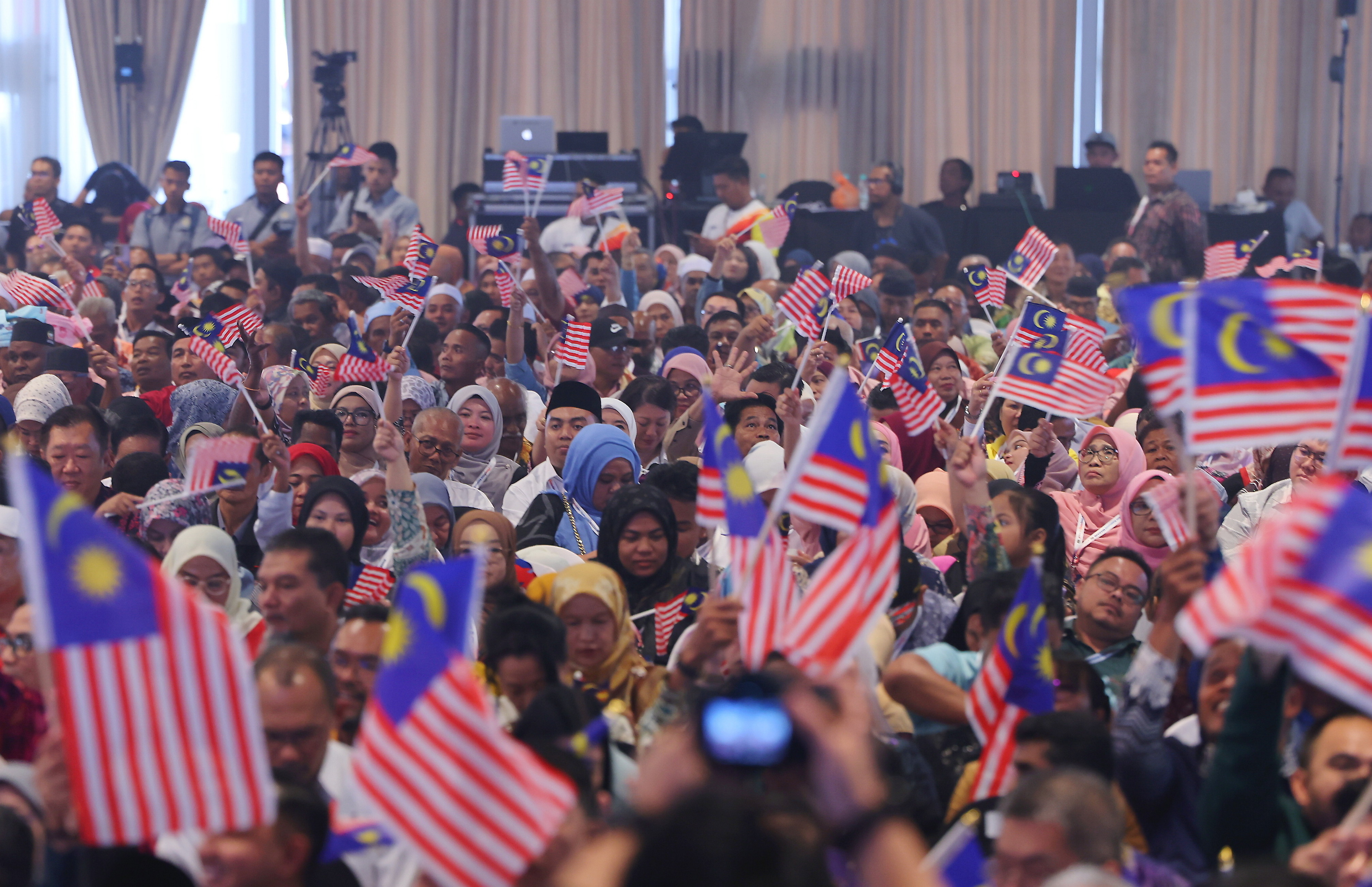 Minister urges Malaysians to support ‘1 House 1 Jalur Gemilang’ campaign