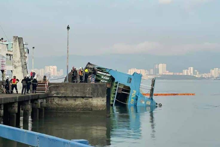 槟城标志性渡轮 因绳索断裂下沉