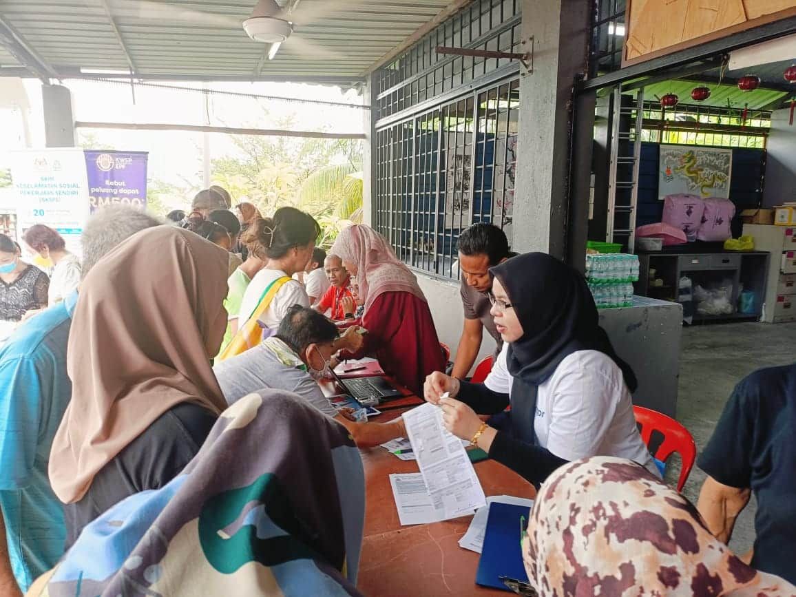 关爱金銮流动柜台明金銮镇第4区   黄思汉欢迎居民咨询求助