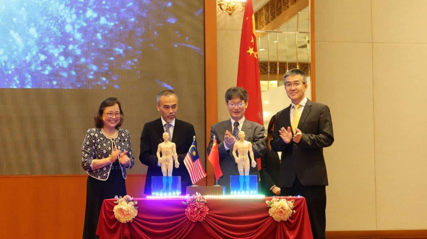 卫生总监：收集中医科研究数据  加强国內中医发展.作为疗方之一