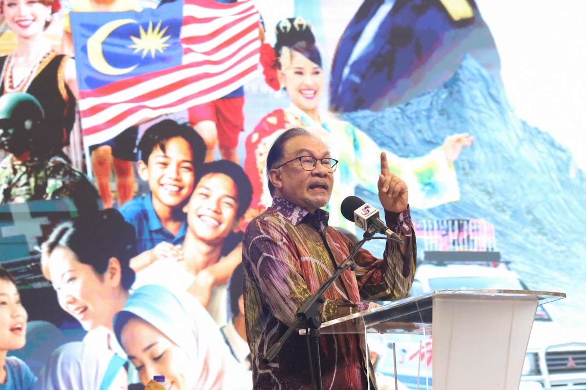 Tingkat kekuatan koperasi, PM umum dana RM6 juta kepada Angkasa