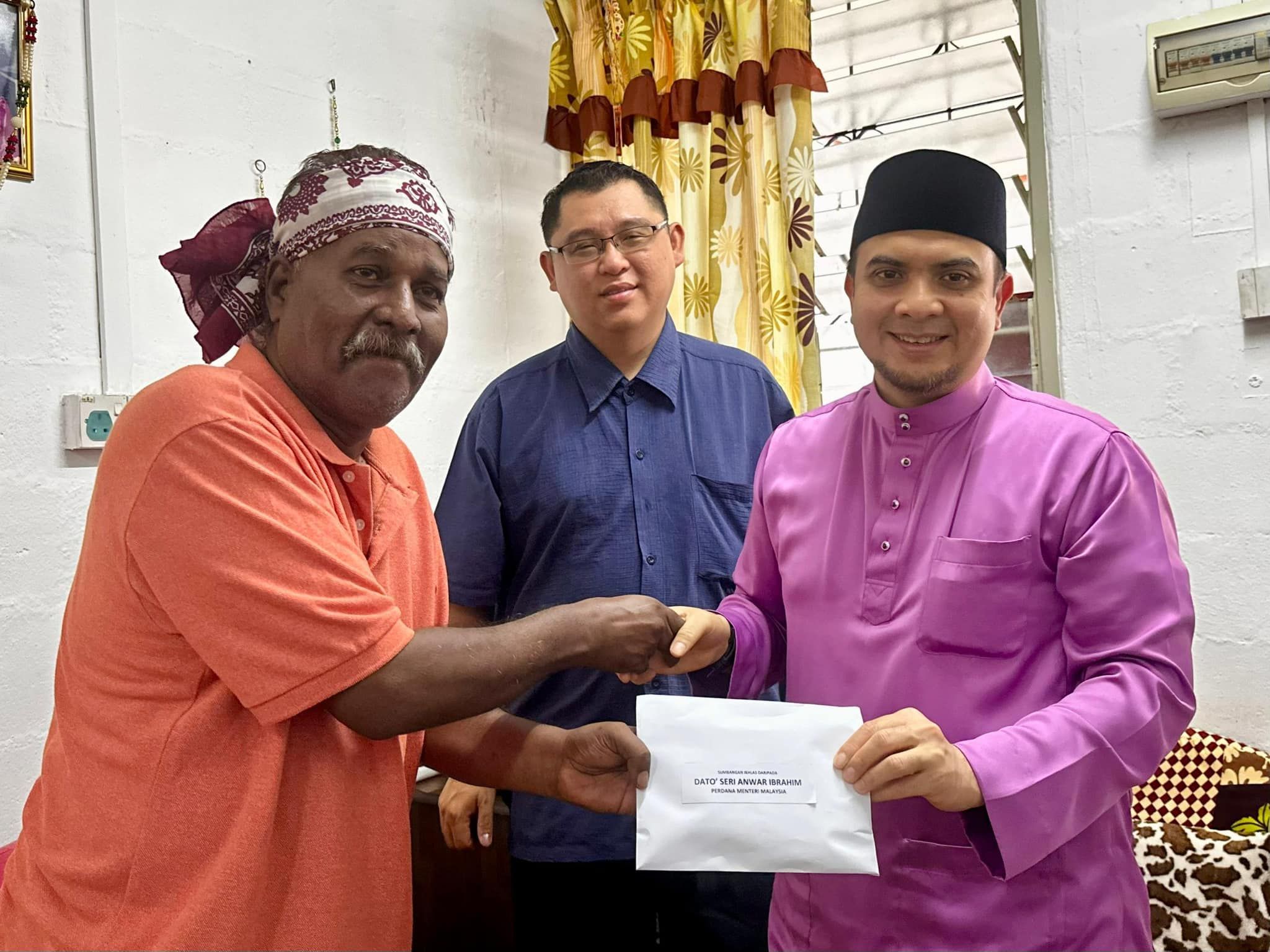 PM sampaikan sumbangan kepada Sathia, doa segera sembuh dari angin ahmar