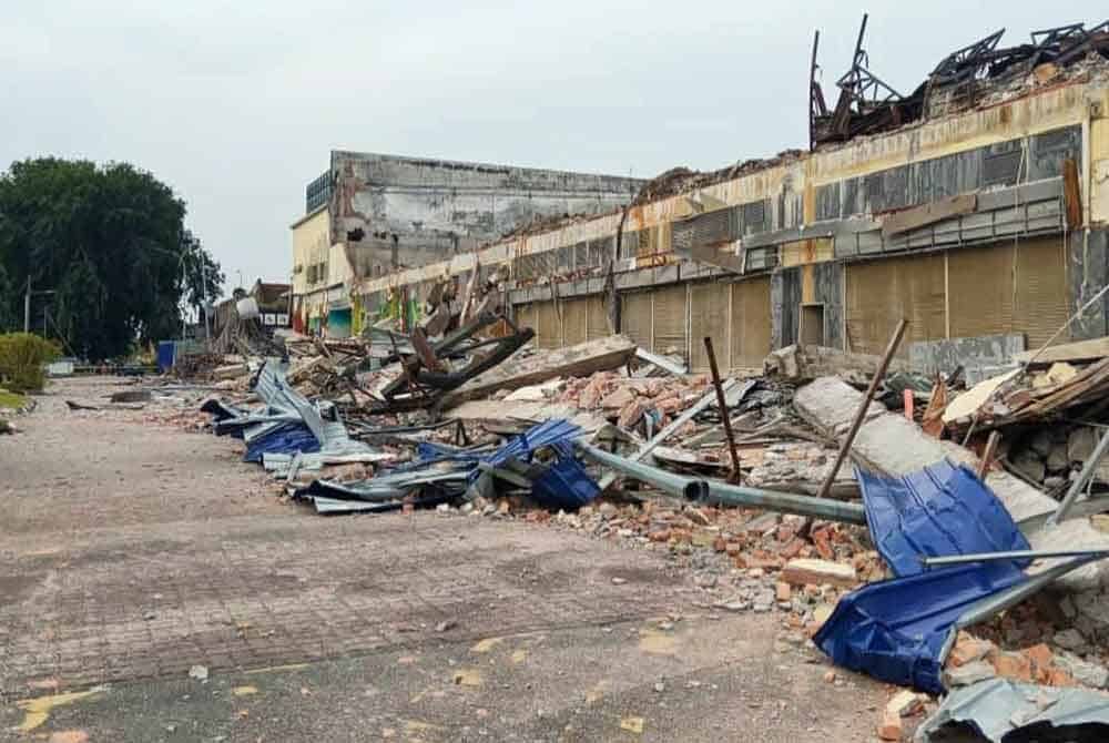 霸市废墟墙壁倒塌 碎片砸中2摩托骑士