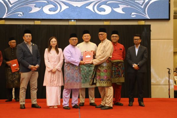 大臣促村长与州议员分工合作 宣传雪州福利惠民政策