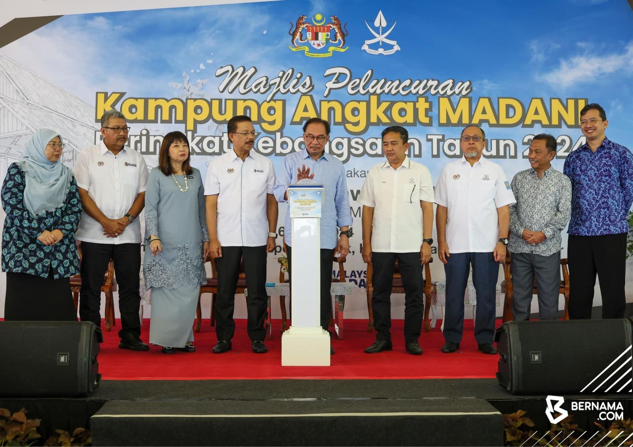 安华指示高官认真视察甘榜情况