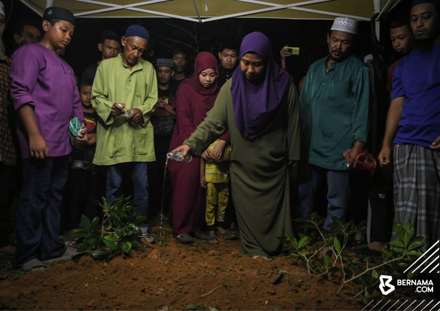 Tragedi keropok beracun: Jenazah adik disemadi sebelah pusara abang
