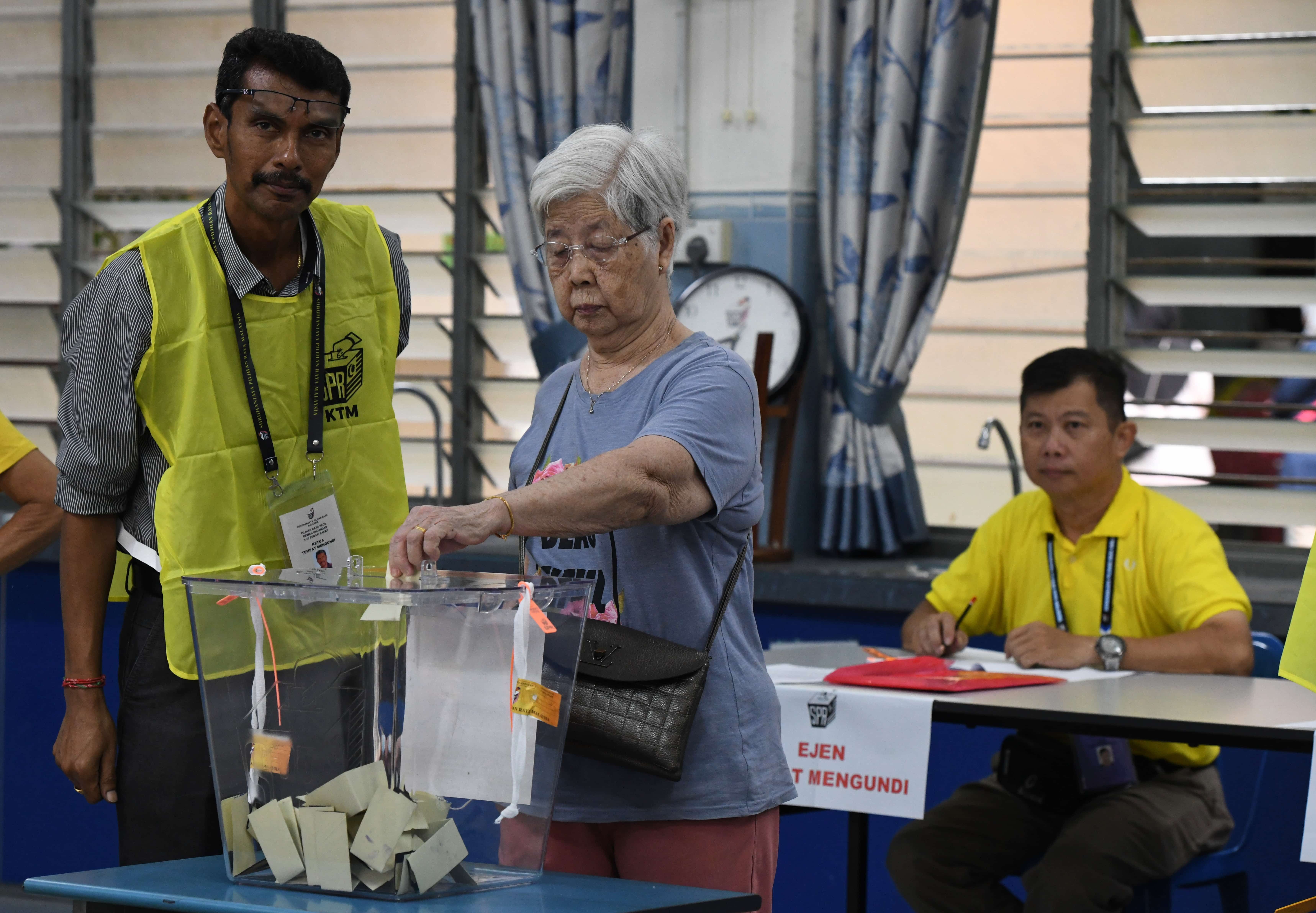 马哥打补选：准候选人受促查核资料填妥表格