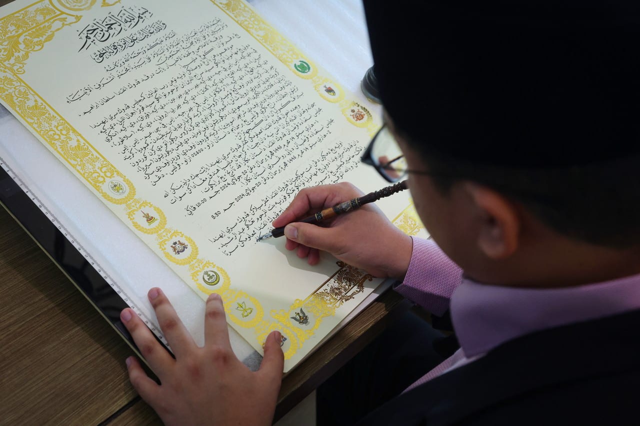 Warkah persilaan ke istiadat pertabalan Agong ke-17 sarat tradisi