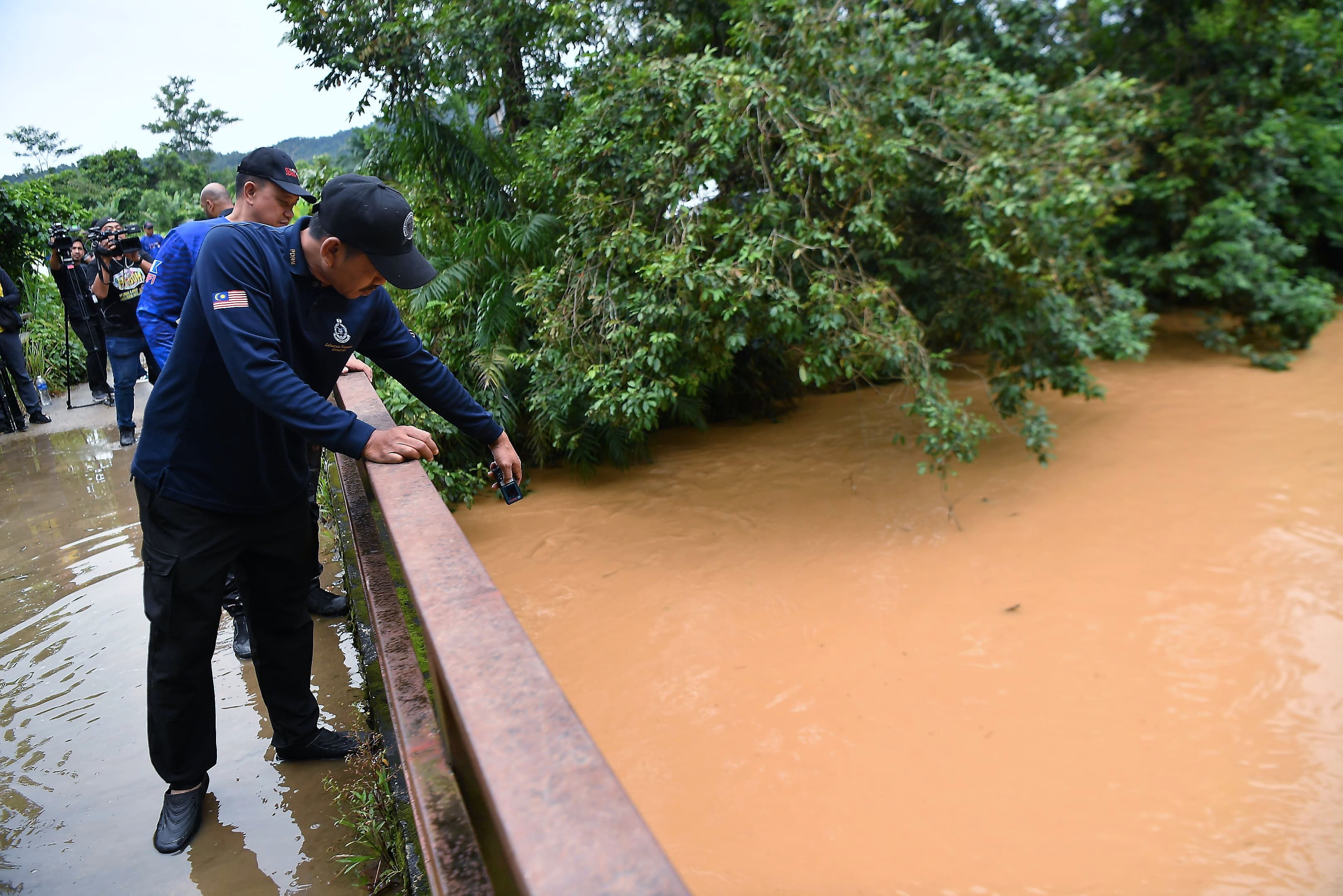 【巫裔`女子失踪遇害案】上午豪雨致河水位上涨  警方暂停搜证