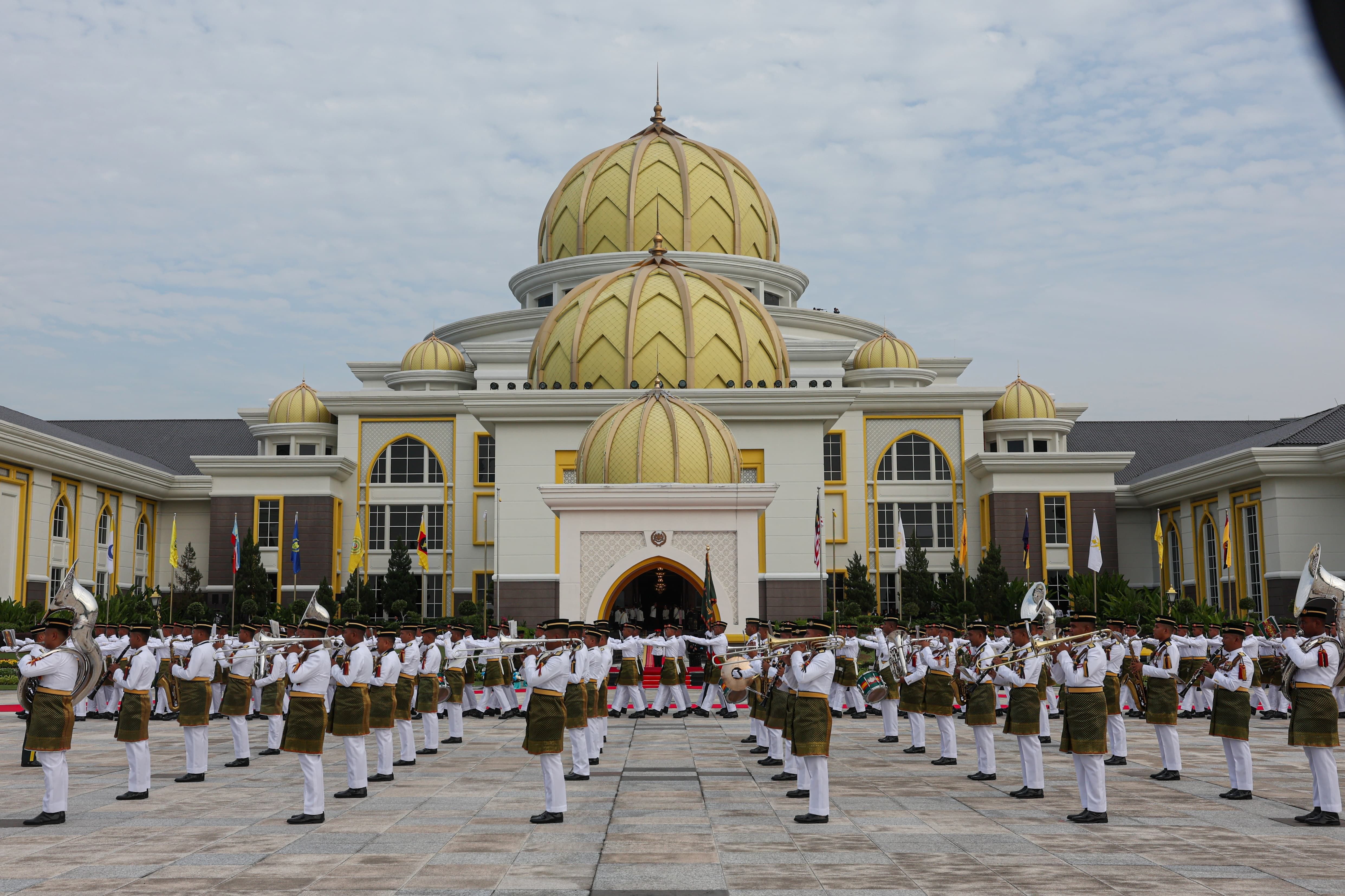 登基大典封锁14路分阶段重开  1250名警员护送贵宾控制交通