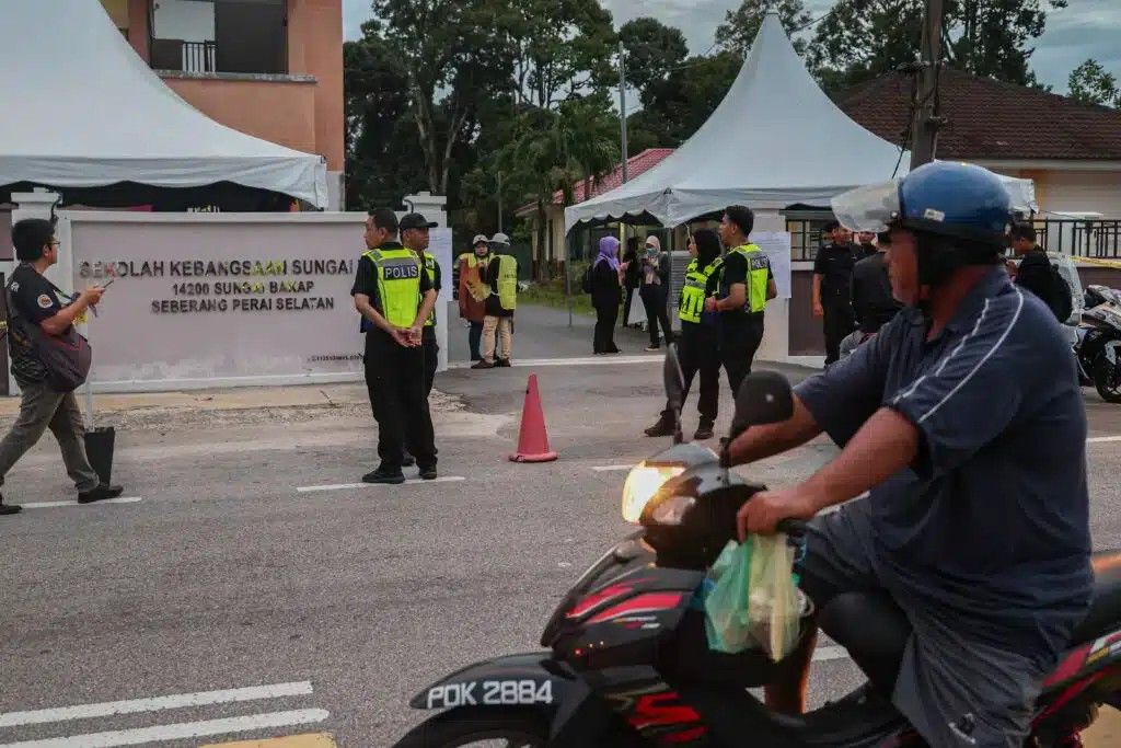 மாலை 6 மணிக்கு அதிகாரப்பூர்வமாக மூடப்பட்டதையடுத்து, சுங்கை பாக்காப் மாநில இடைத்தேர்தலுக்கான வாக்கு எண்ணிக்கை  நடைபெறுகிறது