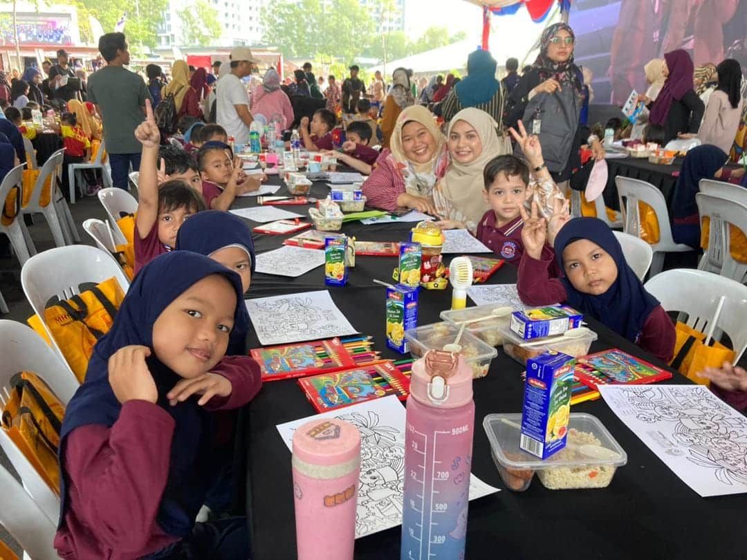 Ribuan ayam, beras dijual murah sempena pelancaran bulan kebangsaan