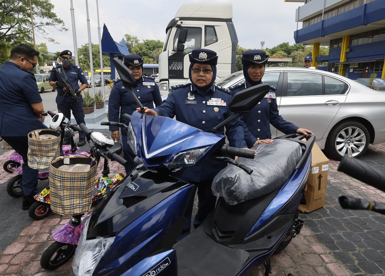 Selangor Customs seizes over RM4.7 mln in e-bikes, liquor, vehicles