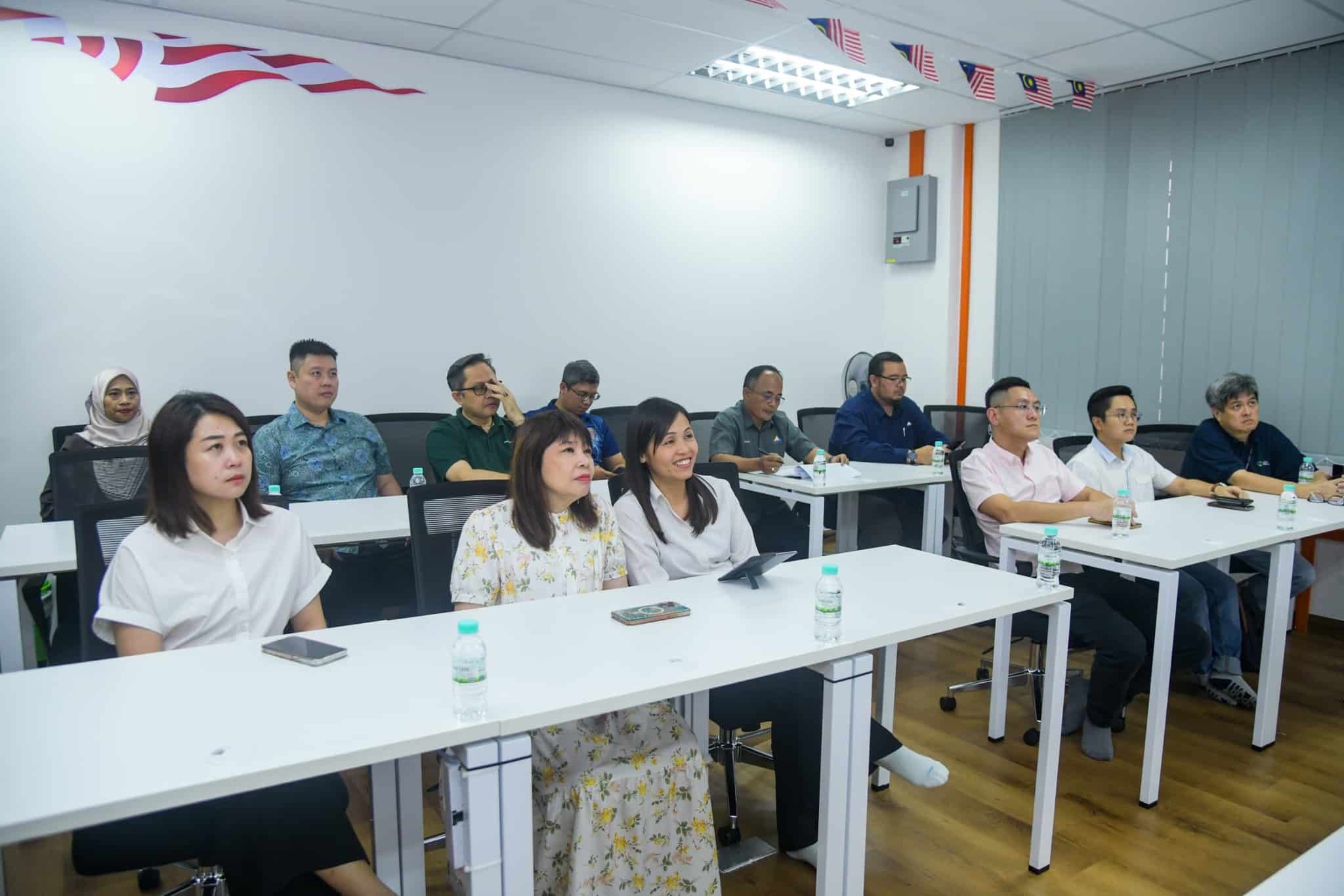 社媒明年起申请执照 张念群：打击网络罪案