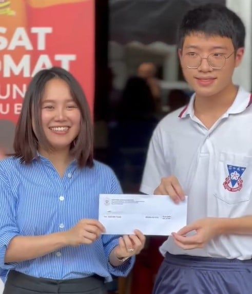 彭小桃颁发奖励金   SPM106优秀生获奖励