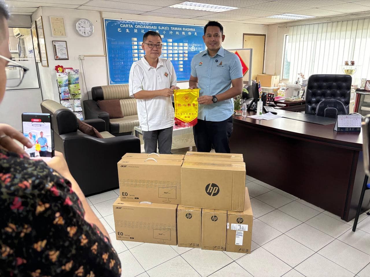 丹尼尔哈仑捐兰花园华小5电脑