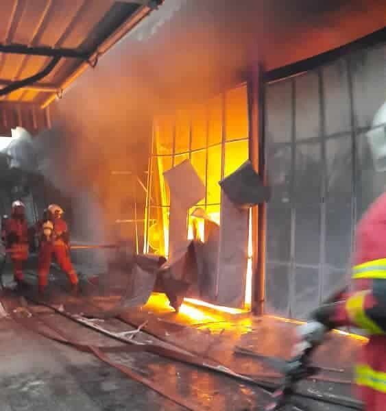 ஆப்டவுன் டானாவ் கோத்தாவில்  தீவிபத்து-  எட்டு கடைகள்  அழிந்தன