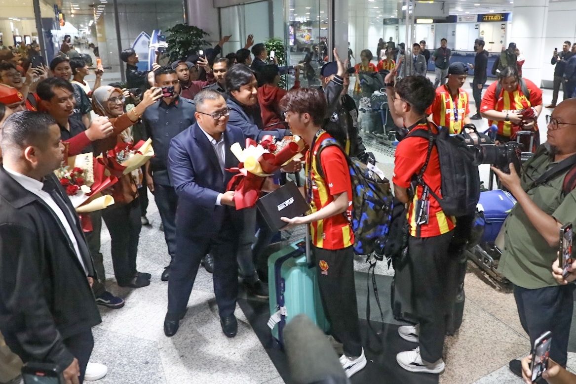 MLBB冠军雪兰莪红巨人光荣回国 大臣等人亲自到机场迎接