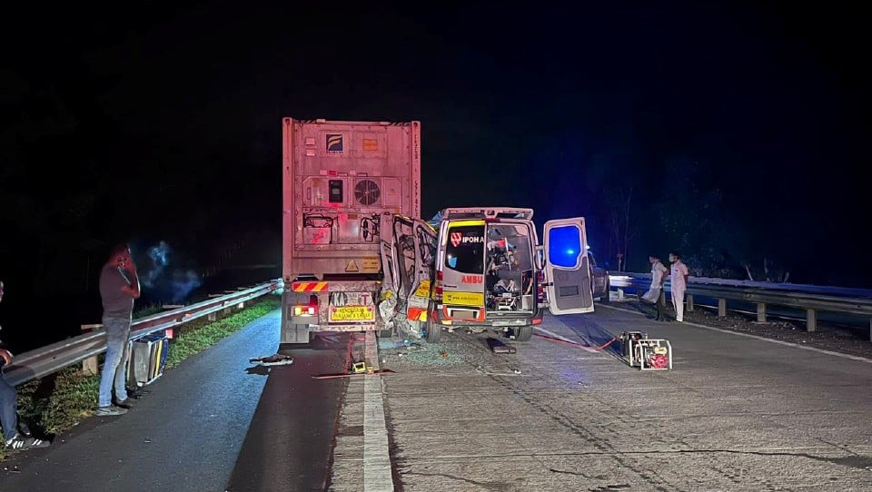 Ambulans rempuh belakang treler, penolong pegawai perubatan maut