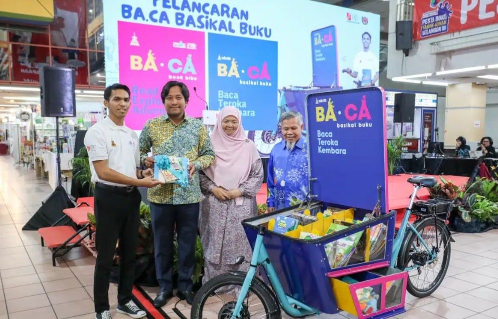 公共图书馆机构推广阅读风气   脚车流动图书馆走进无车日