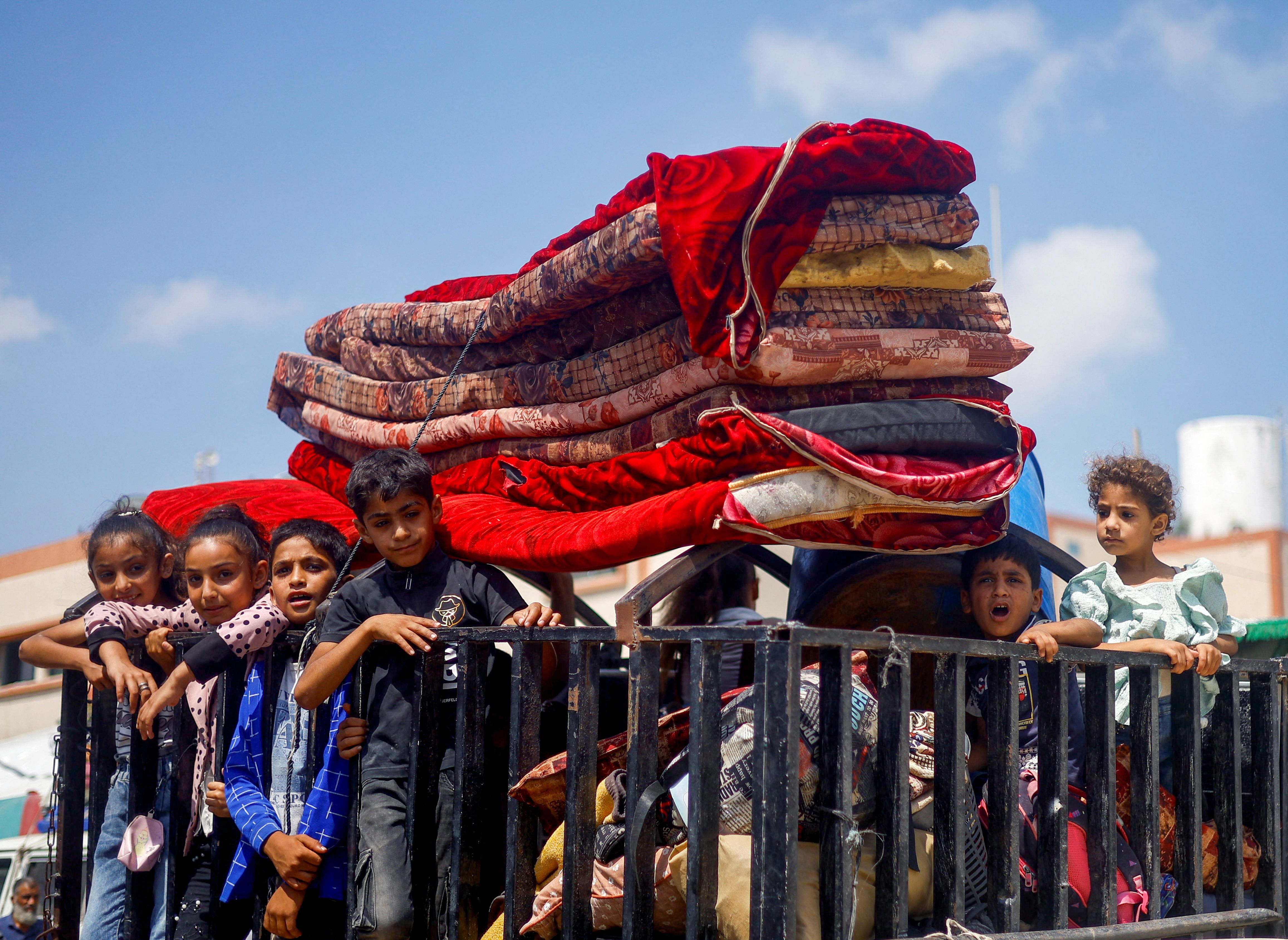 Thousands flee their homes as Israeli forces bomb southern Gaza