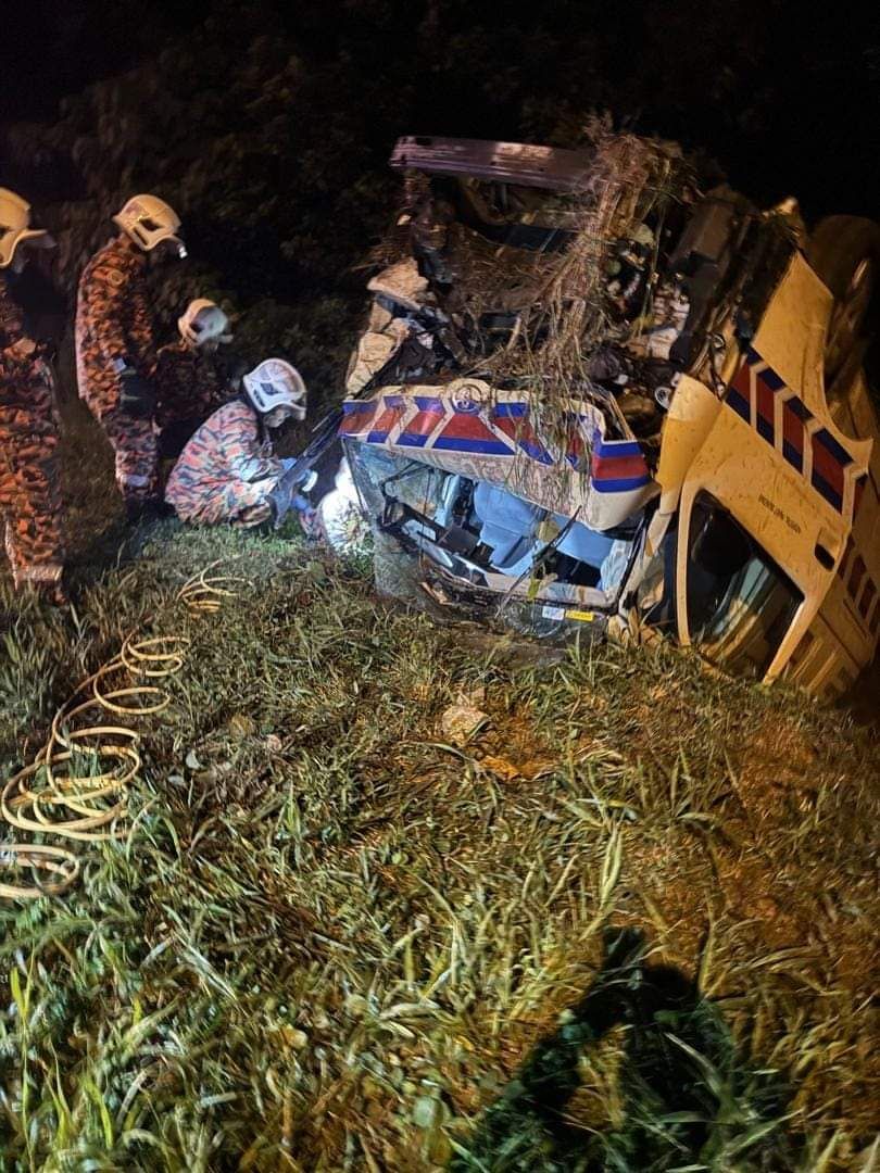 救护车午夜撞入大道旁沟渠 3人受轻重伤.1男子获救