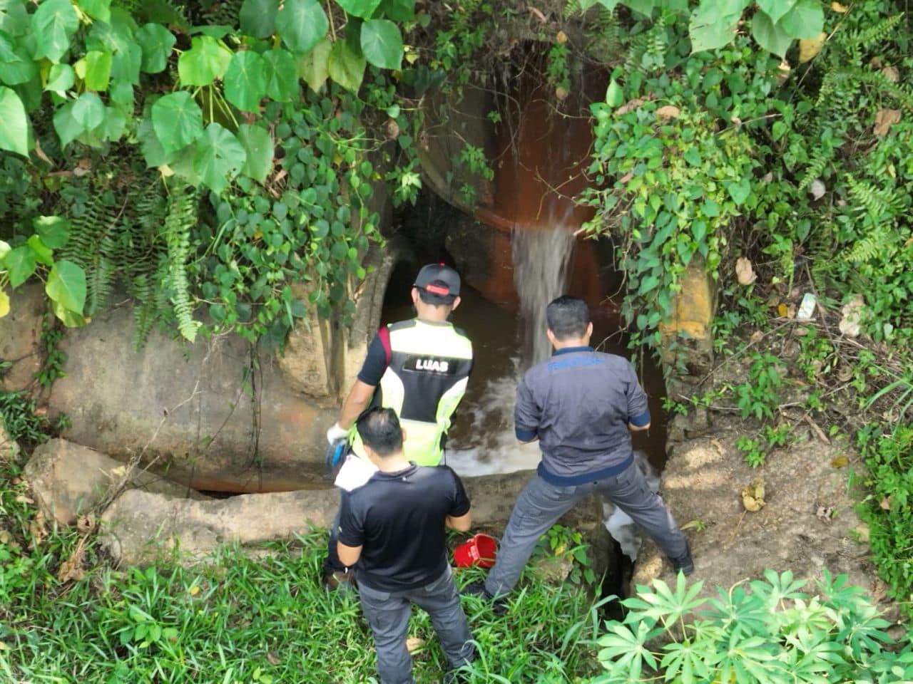 轰埠河出现硫酸味泡沫  嘉玛丽雅：源头疑似附近加工厂