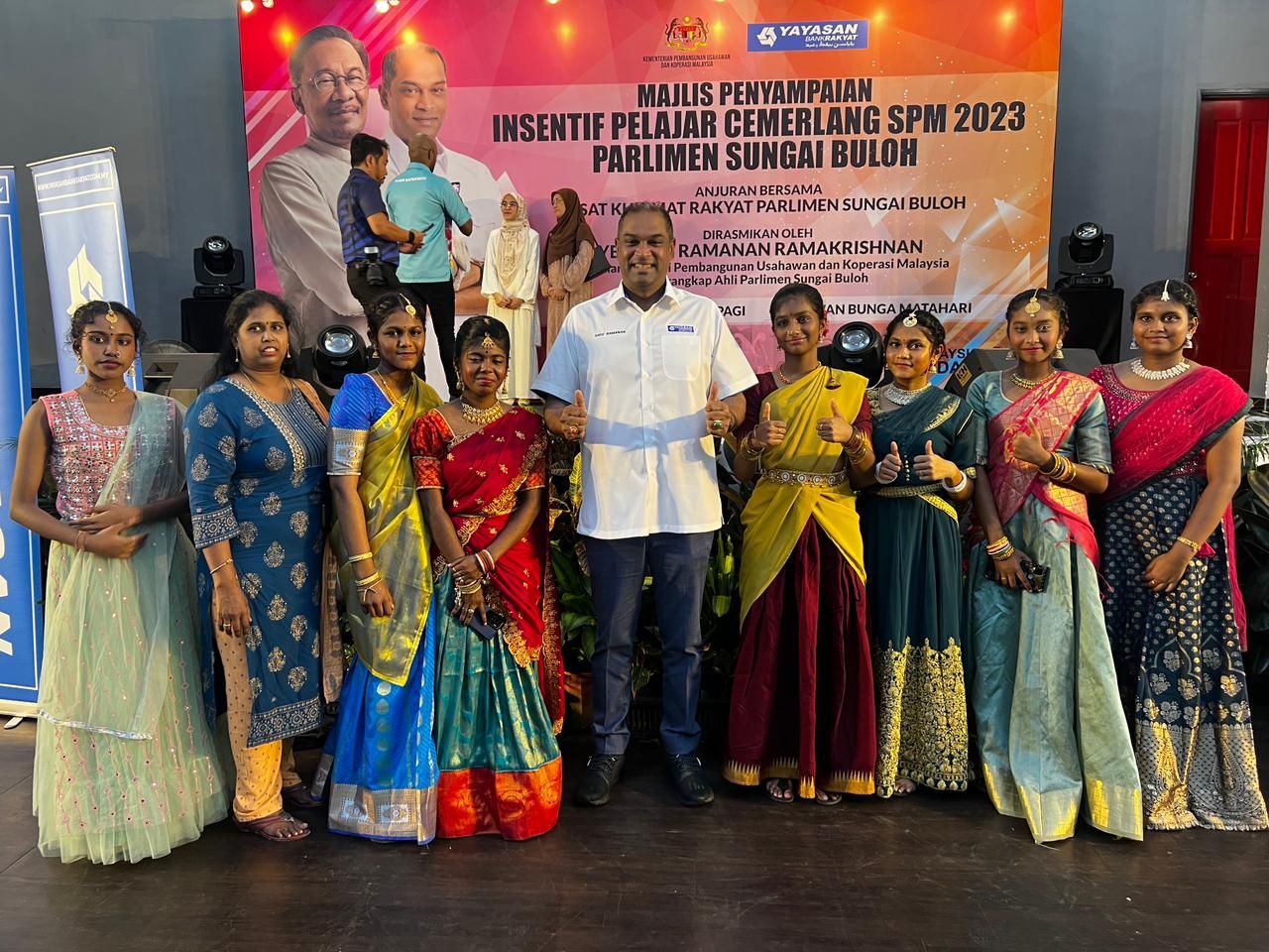 எஸ்.பி.எம். தேர்வில் சிறப்பு தேர்ச்சிப் பெற்ற 159 மாணவர்களுக்கு ஊக்கத் தொகை: டத்தோ ரமணன் வழங்கினார்