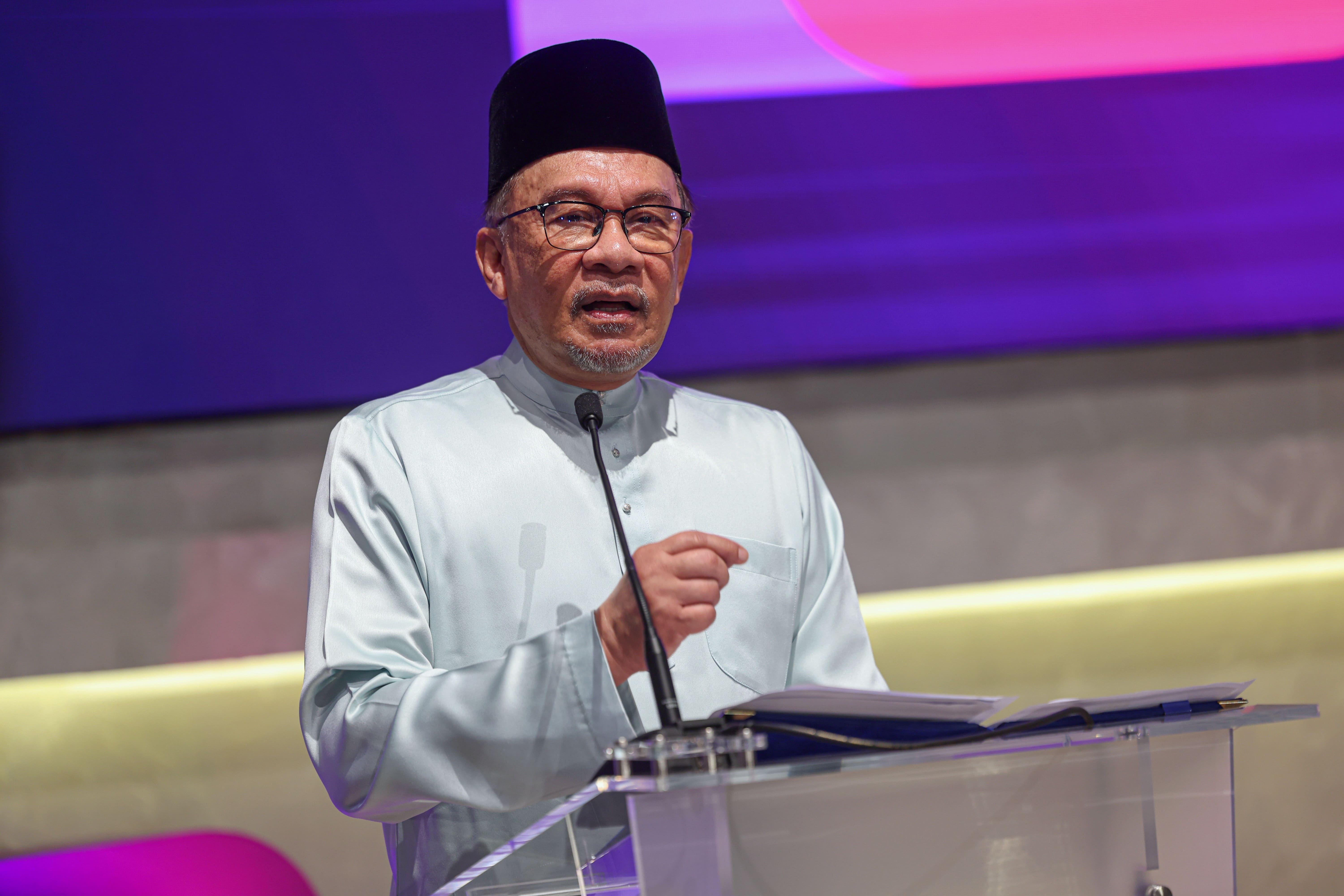 安华数周后访俄会晤普汀商经济合作