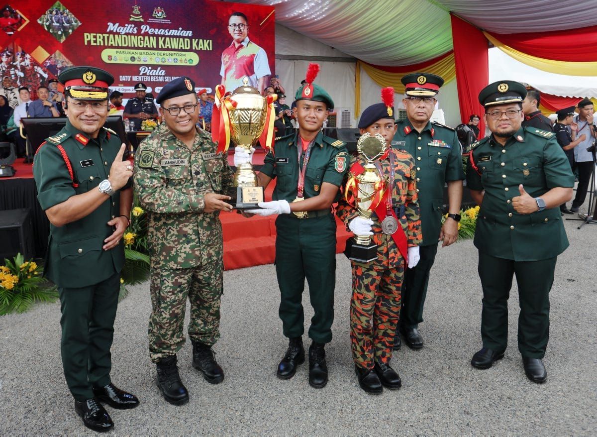 SMKTIS juara pertandingan kawad kaki piala Dato’ Menteri Besar