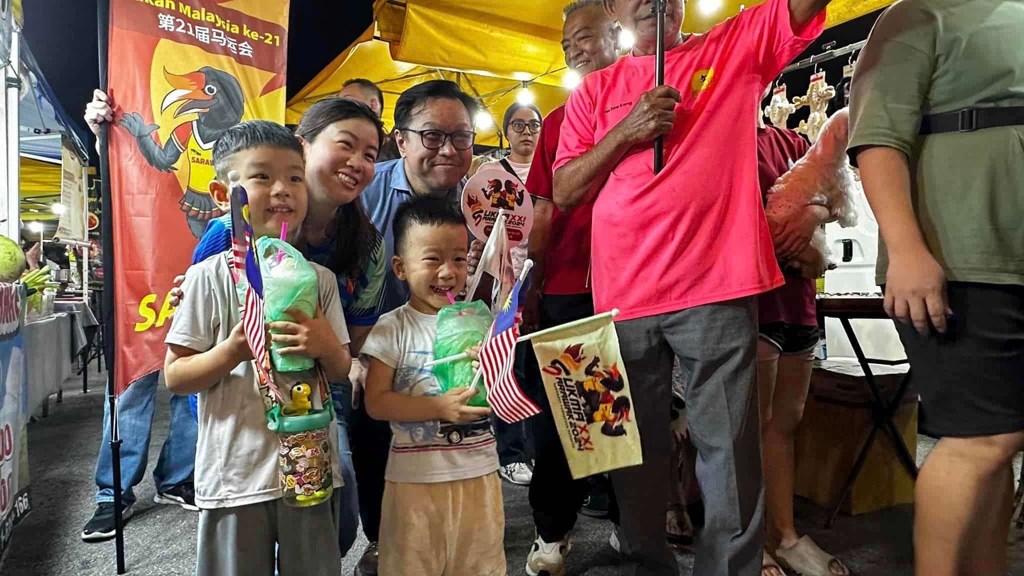 林怡威与中文媒体俱乐部 派国旗.马运会旗带动气氛