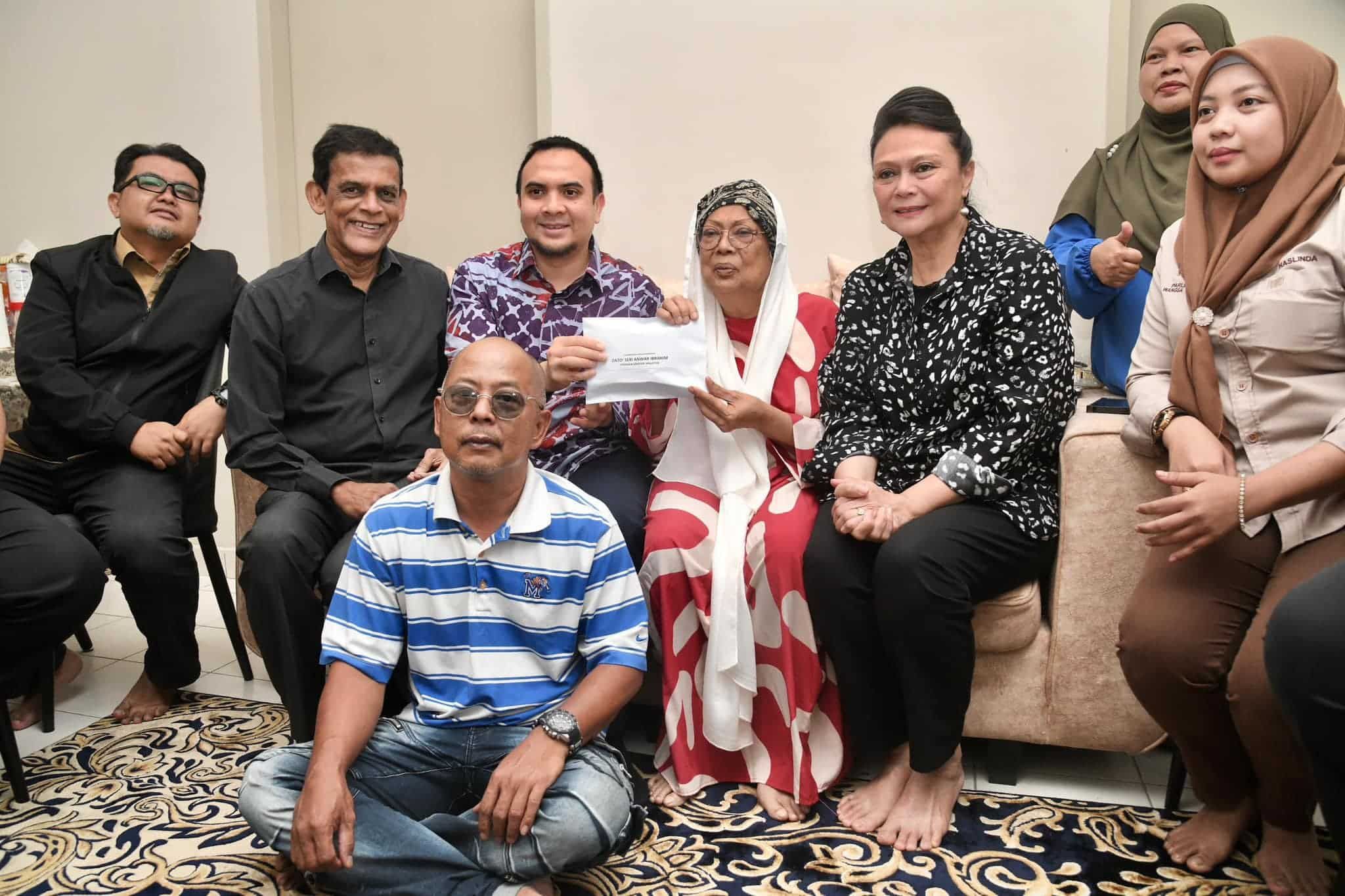 Anwar hulur sumbangan kepada seniwati Safiah, doa diberi kesembuhan