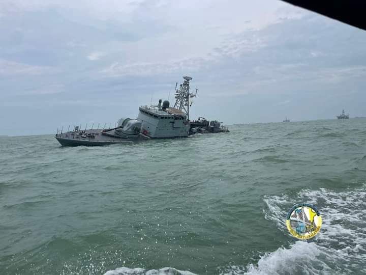 军舰疑撞水下物体泄漏 严重进水船员安全撤离