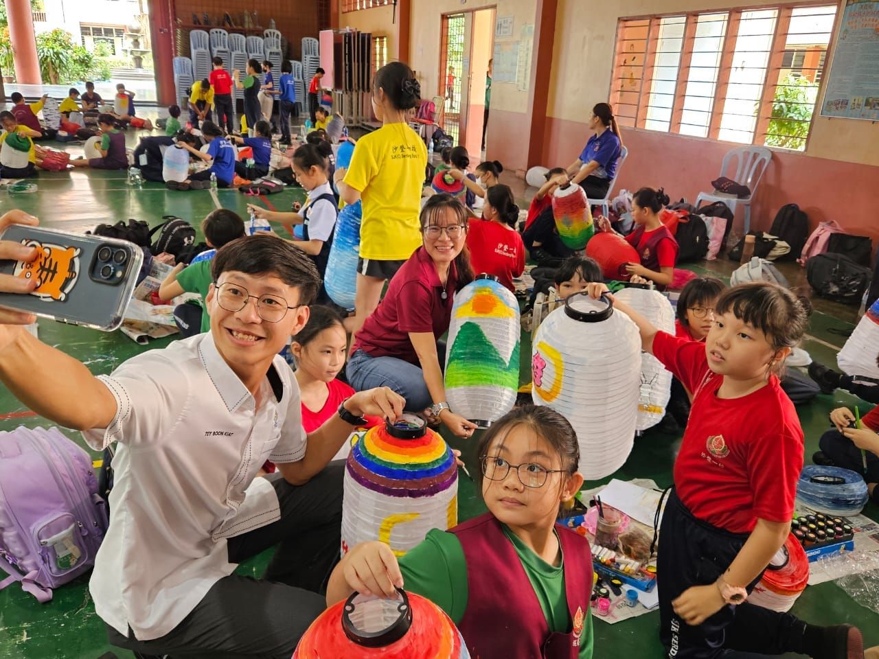 购买1200灯笼供各族学生彩绘   王诗棋：高挂沙登商业城洋溢中秋气氛