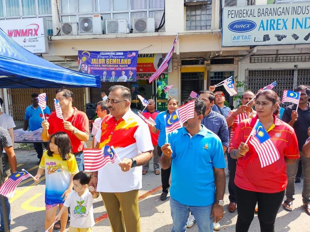 தேசிய தினத்தை முன்னிட்டு  செந்தோசா தொகுதியில் தேசியக் கொடிகள் விநியோகம்