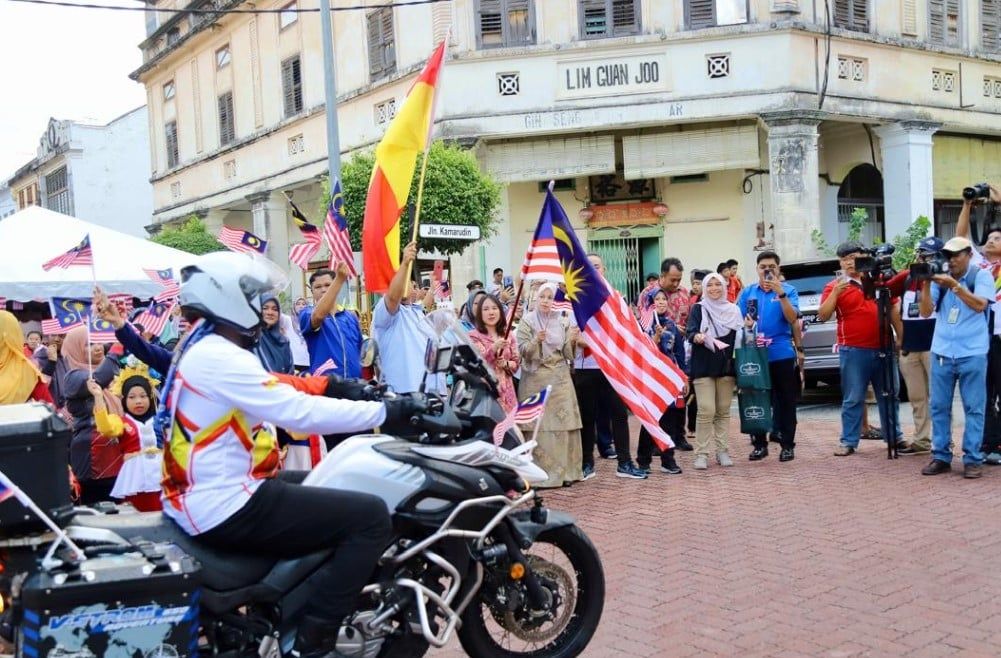 彭小桃走进甘榜派国旗  唤起爱国精神.促进团结
