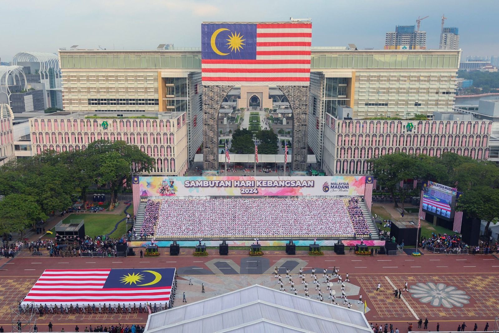 10万人聚集布城庆独立67年 陛下载元首后首度参与国庆