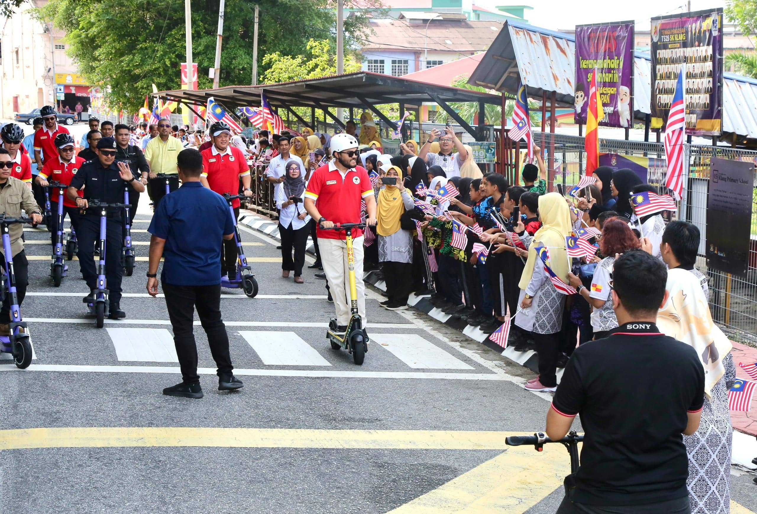 Gagasan Rumpun Selangor: Raja Muda naik skuter elektrik tinjau kawasan tarikan Klang