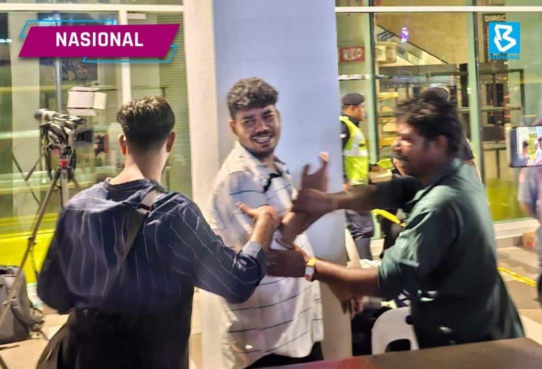 【印度清真寺路地陷】女游客长子苦守现场 疾呼大家救出母亲