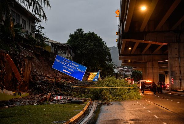 隆市政厅委承包商 巩固大红花花园挡泥墙