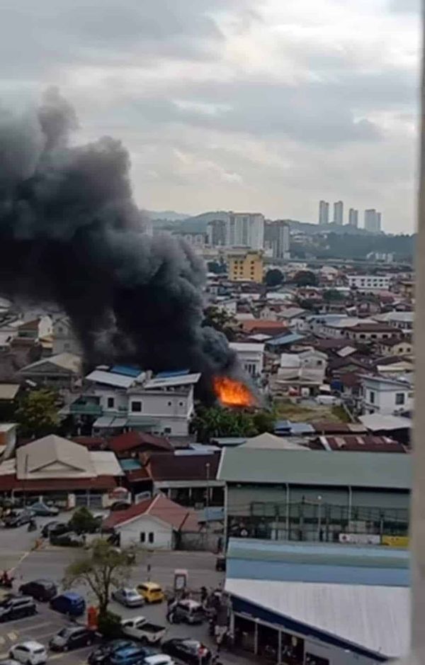 疑工人炸虾饼引发火灾 沙登上空出现大量黑浓烟