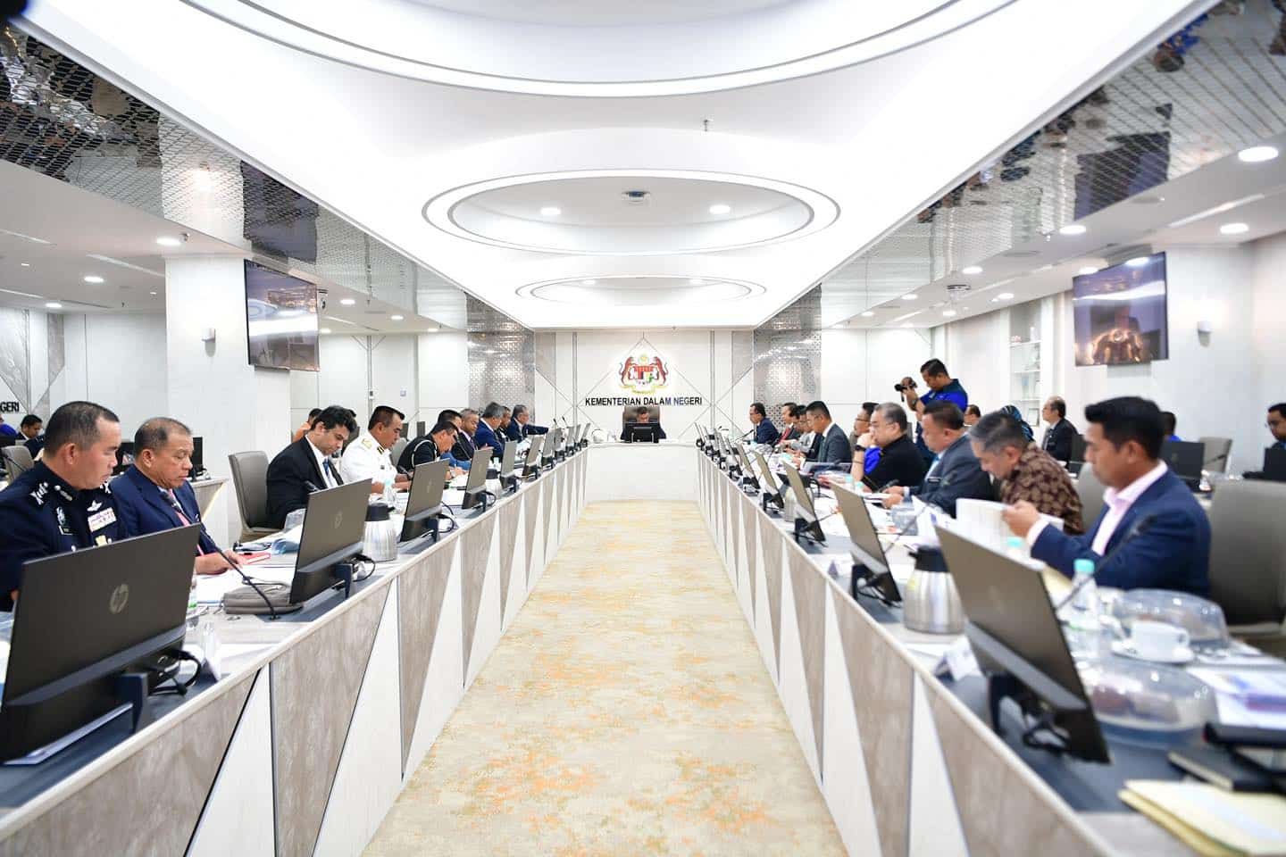 Committee reviews papers on national border control, enforcement