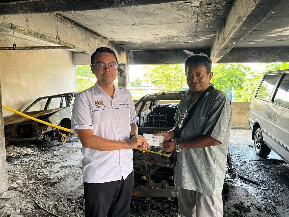 德士疑遭纵火失谋生工具  李健聪移交援金助司机解困