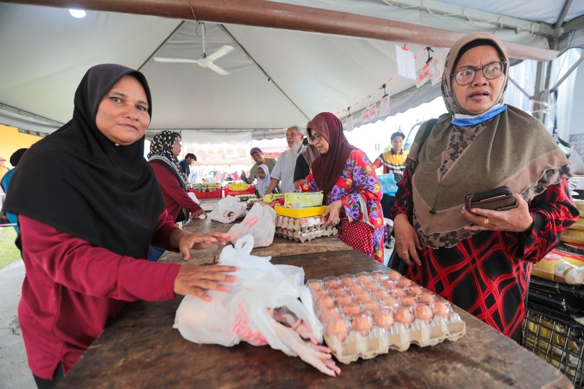 Jualan murah kendalian PKPS di lima lokasi pagi ini, ayam seekor RM10