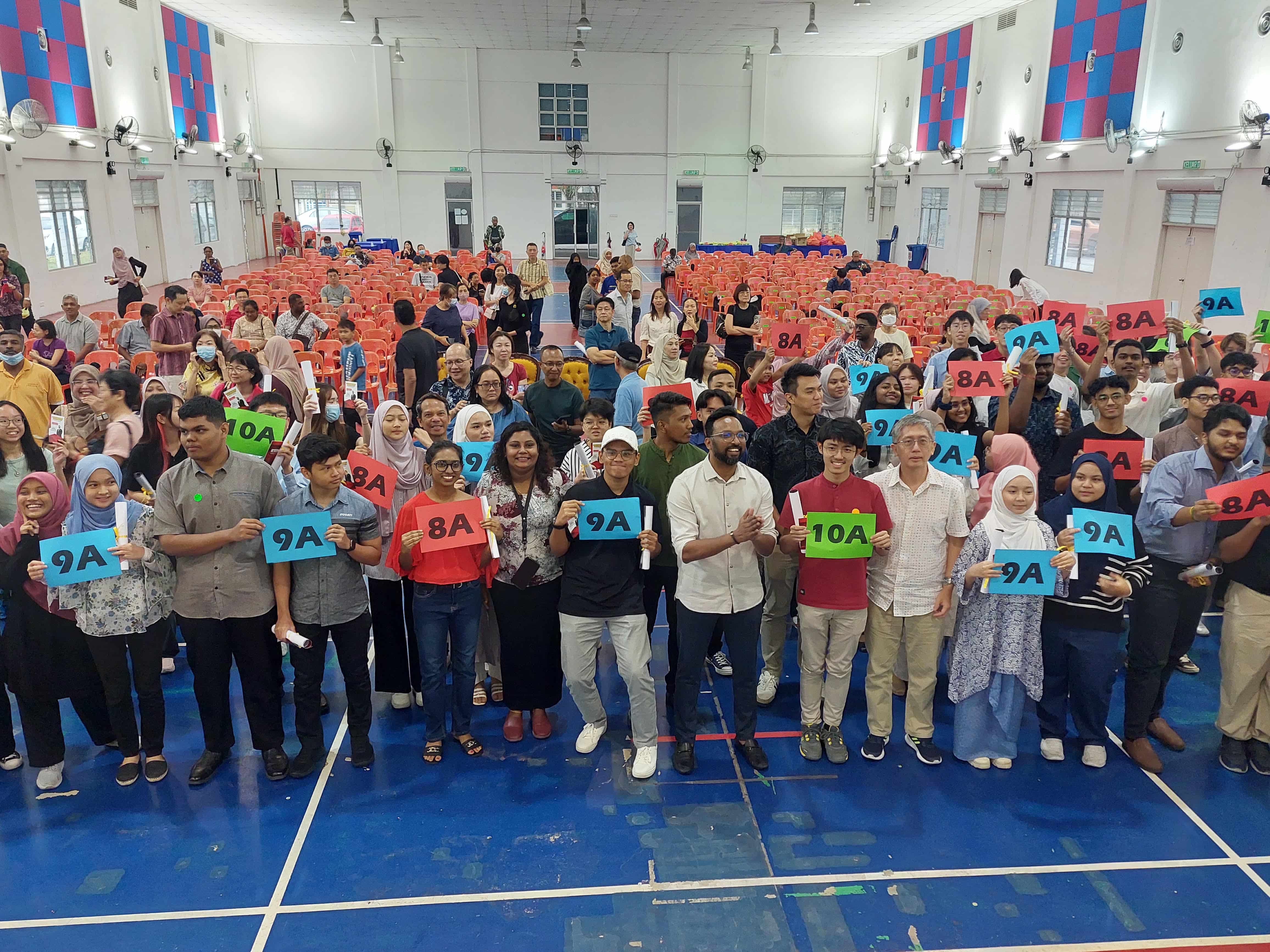 எஸ்.பி.எம். தேர்வில் சிறப்பாகத் தேறிய 147 மாணவர்களுக்கு வெ.35,000 வெகுமதி- கோத்தா கெமுனிங் தொகுதி வழங்கியது